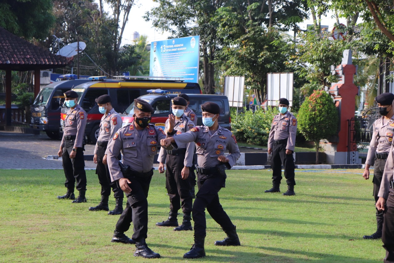 Dalmas Polres Tabanan Asah Terampil Beladiri Personil